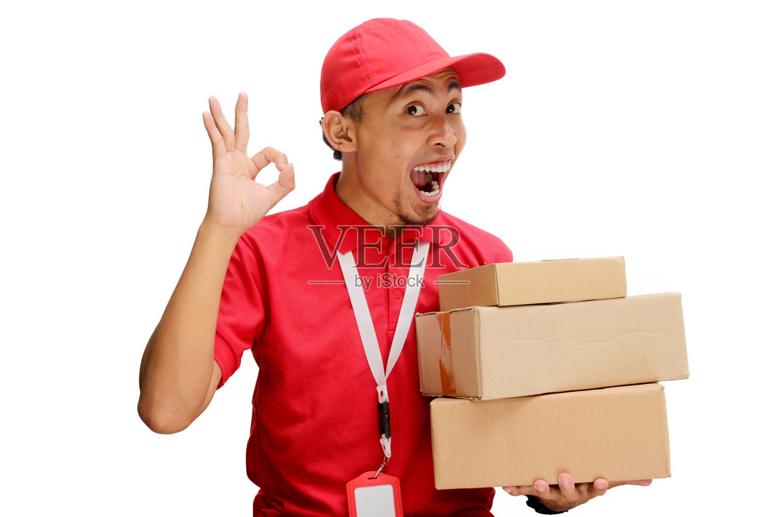 亚洲快递员拿着纸板箱做OK的手势照片摄影图片