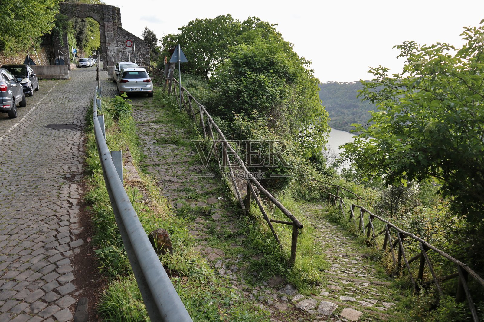 内米 -从省道向湖泊下降的路径照片摄影图片