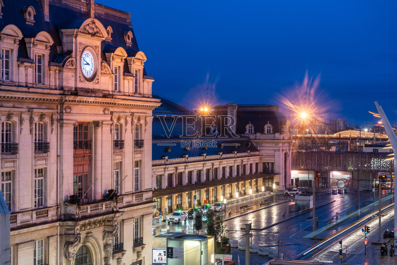 雨夜，TBM巴士靠近市中心的圣约翰历史建筑，编辑图片照片摄影图片