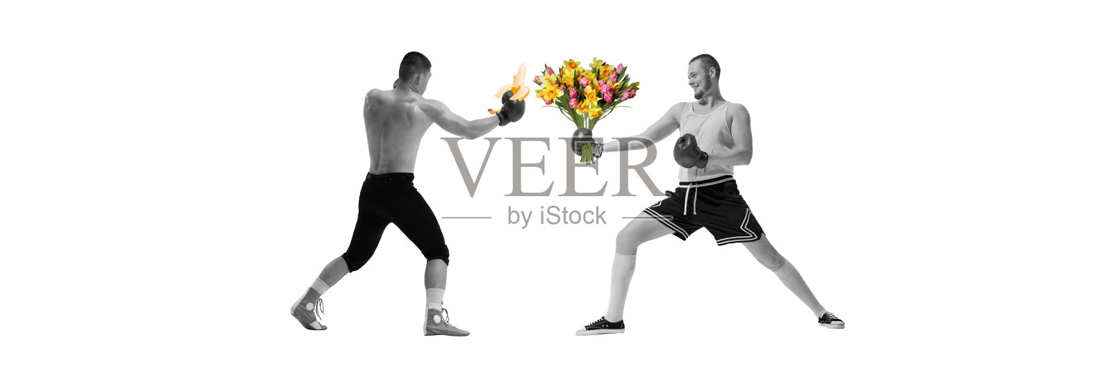 黑白照片中，两名光着膀子的拳击手拿着香蕉，而另一名则拿着五颜六色的花束。当代艺术拼贴。照片摄影图片