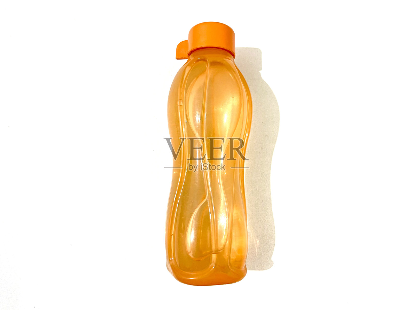 白色背景上孤立的橙色水瓶照片摄影图片