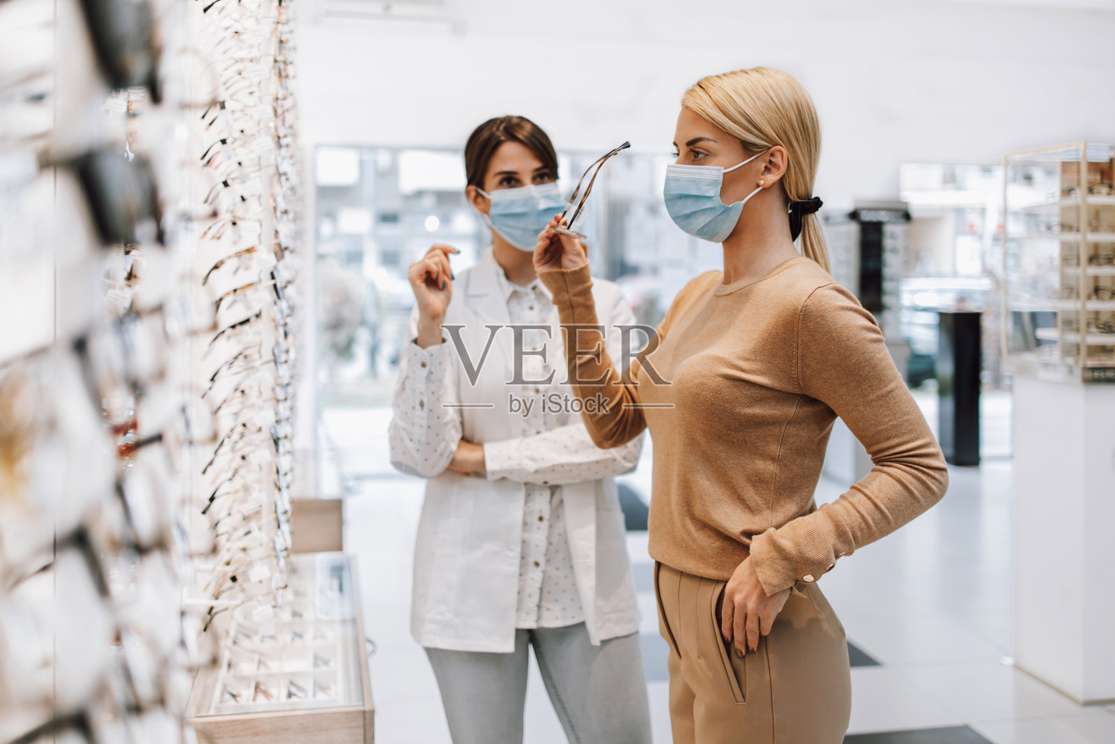 买眼镜的年轻成年妇女照片摄影图片