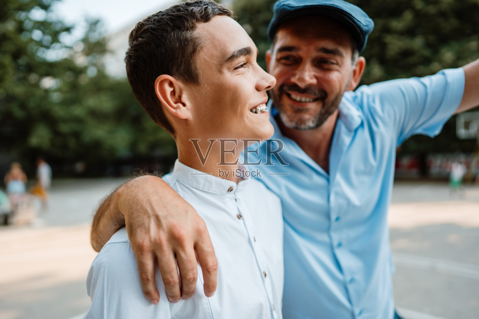 父子俩走在街上照片摄影图片