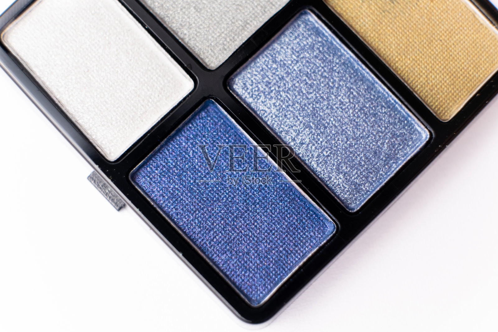 亮闪闪的眼影调色板上的白色背景特写。照片摄影图片