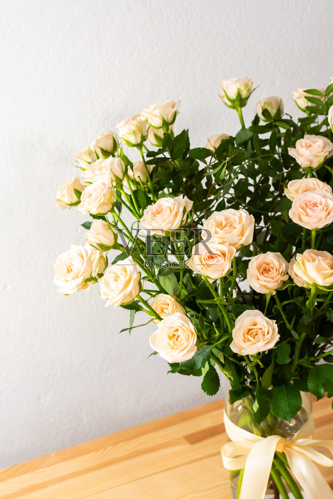 一束精致的奶油玫瑰照片摄影图片