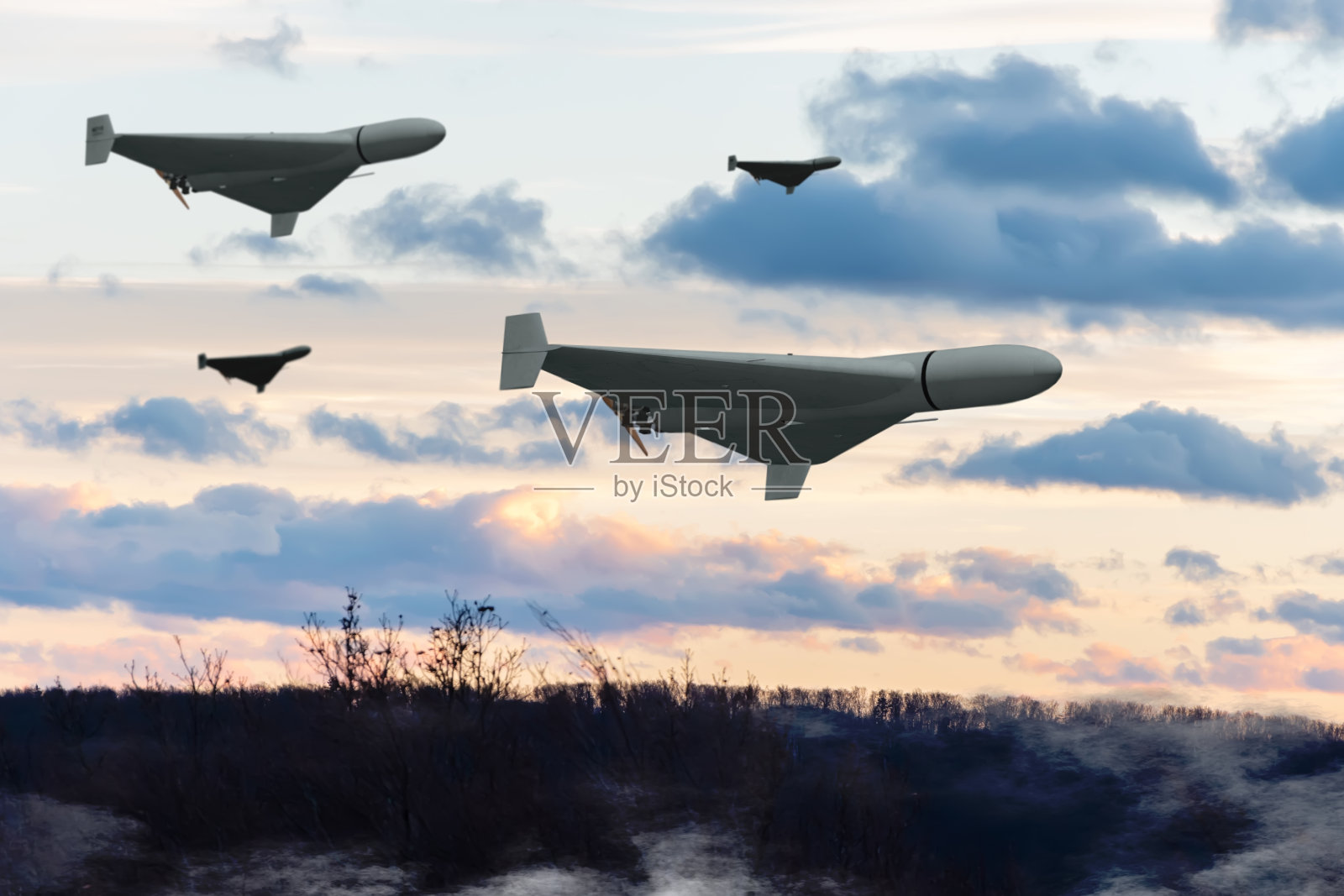 一群军事无人机沙希德在森林上空飞行，照片摄影图片