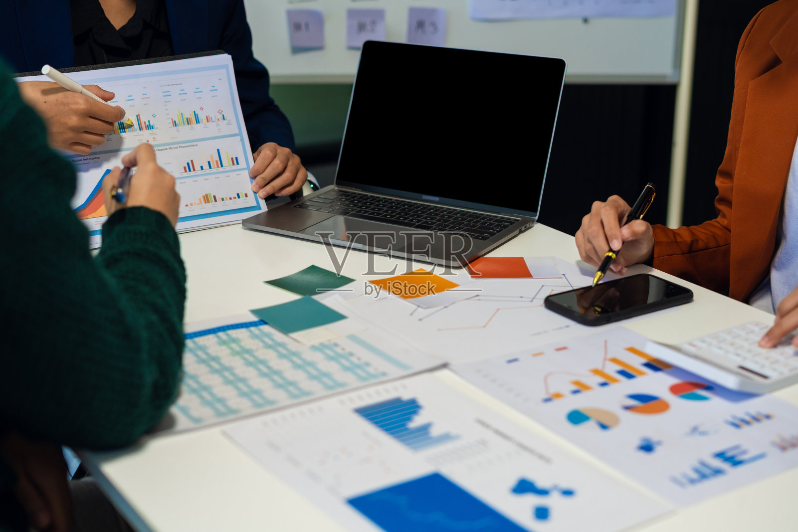 商务人士在办公室会面设计想法、概念、商业计划。照片摄影图片