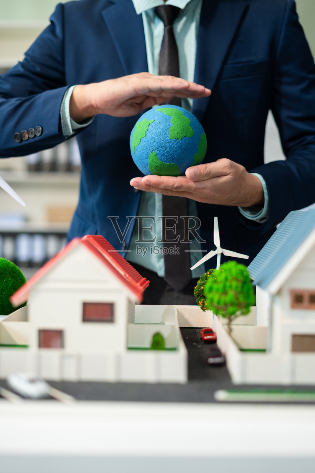 商人团队集思广益，利用平板电脑、笔记本电脑为工作技术和商业、可再生能源为基础的绿色商业和全球变暖。减少二氧化碳排放。照片摄影图片