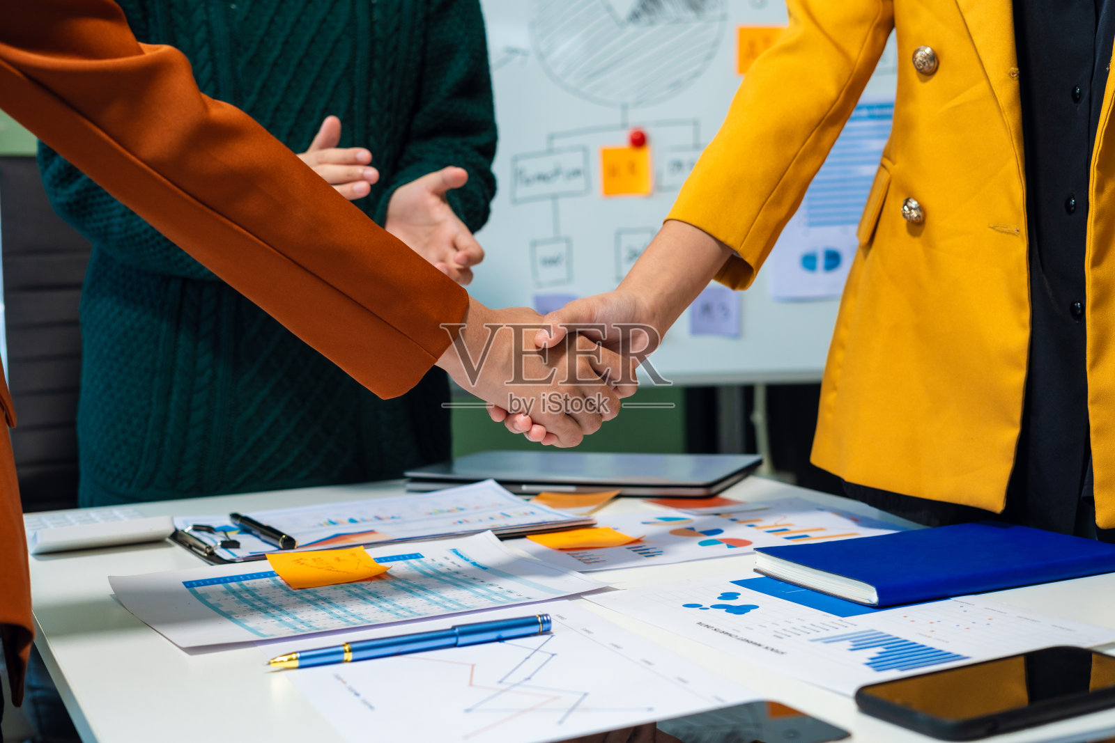 快乐的商人和女商人在集团董事会上握手。照片摄影图片