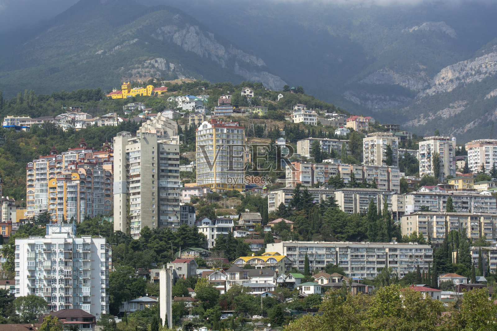 雅尔塔：山脚下的大都市照片摄影图片