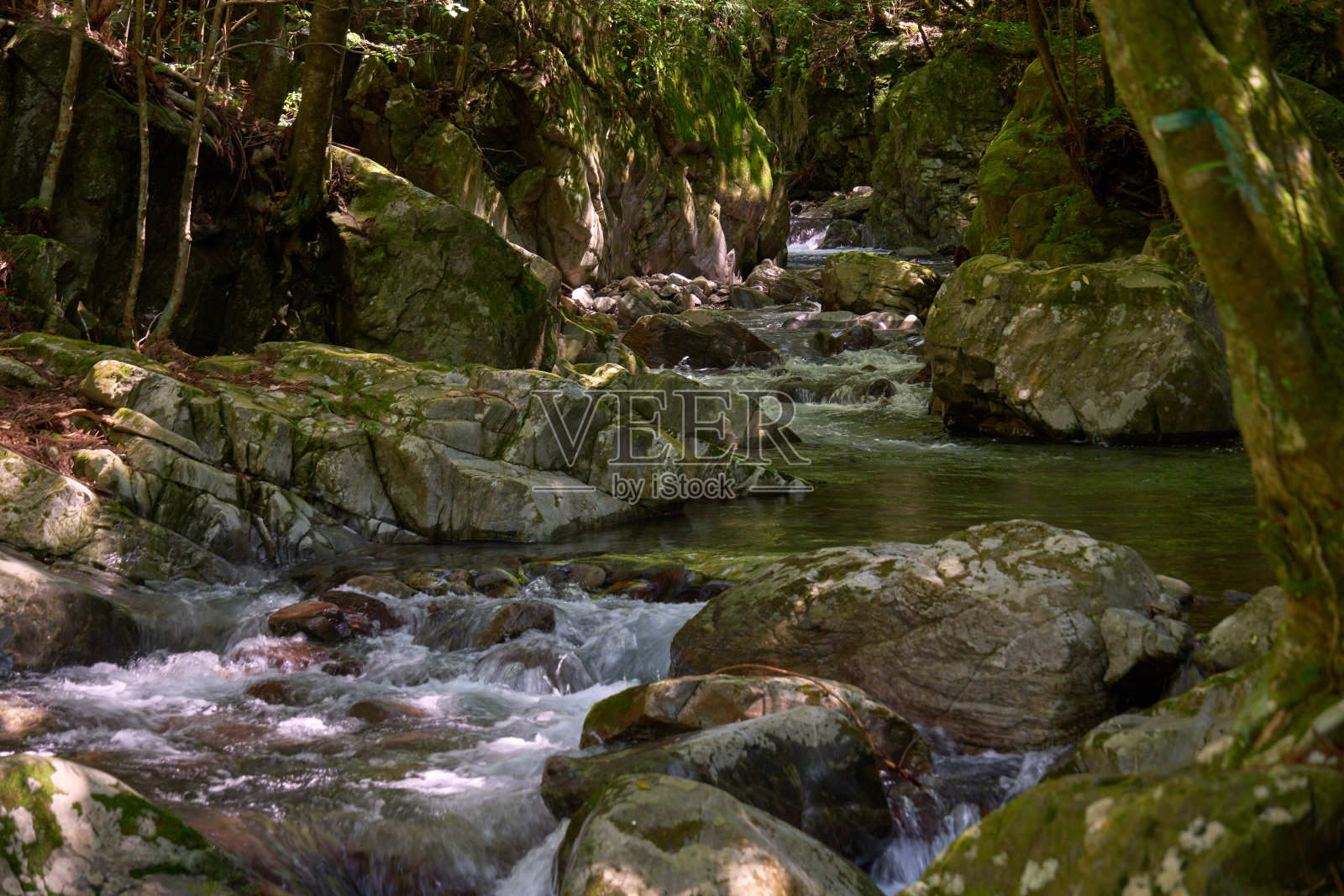 [shinshiro]流经岩石地区的山间溪流照片摄影图片