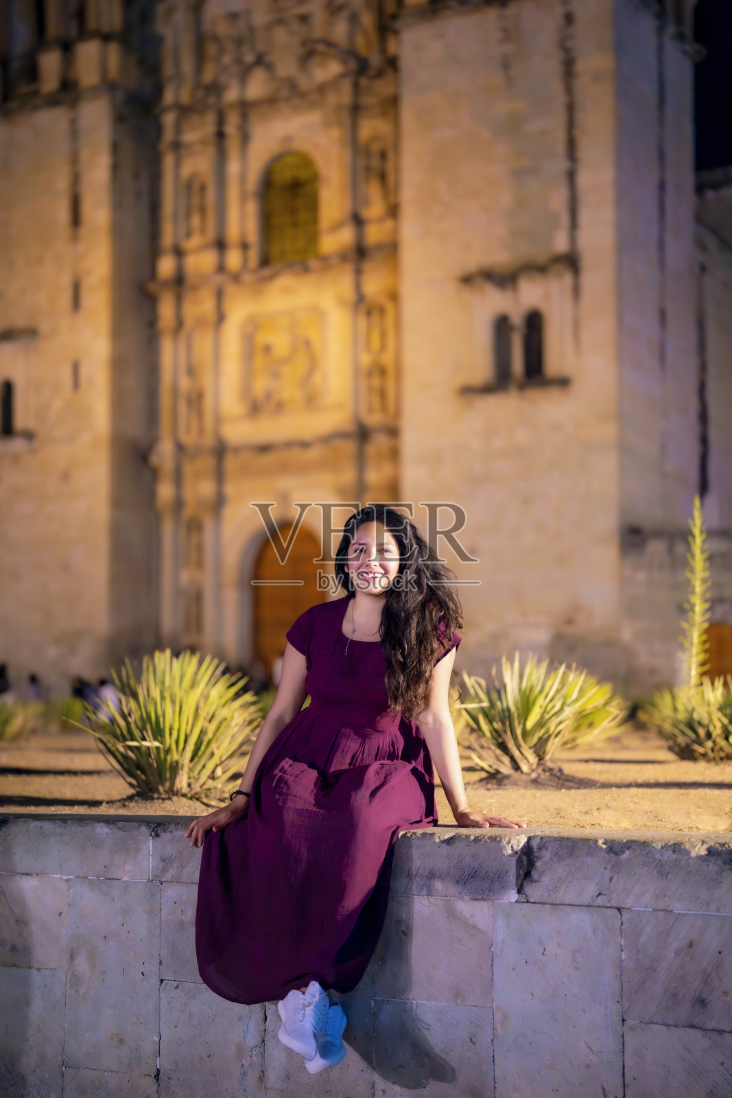 瓦哈卡州夜晚微笑的拉丁女人照片摄影图片