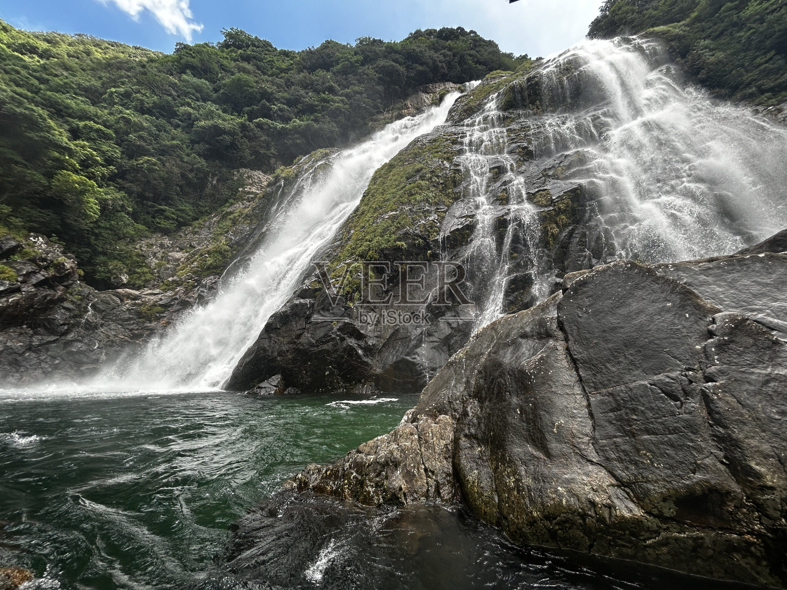 高88米的大野泷瀑布是屋久岛的代表。吸引人的是雨后景色的变化，因为雨水在岛上的基岩上流淌了一段时间。照片摄影图片