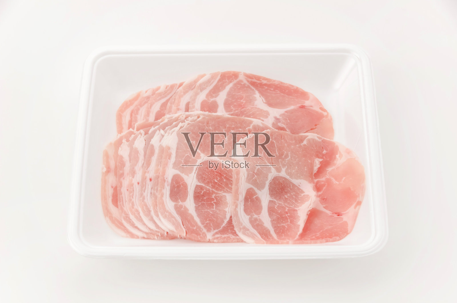 白底泡沫托盘上的猪肩里脊片照片摄影图片