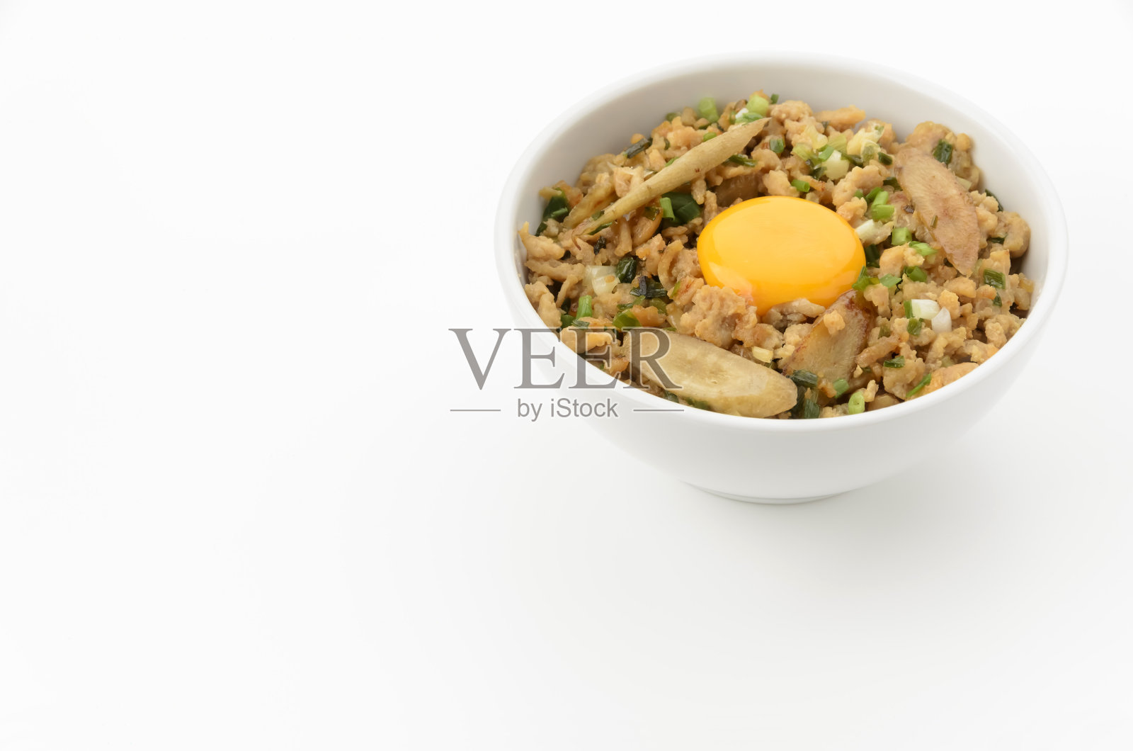 日本食品，牛蒡根和蛋黄在白色背景上的牛蒡根和蛋黄鸡碗照片摄影图片