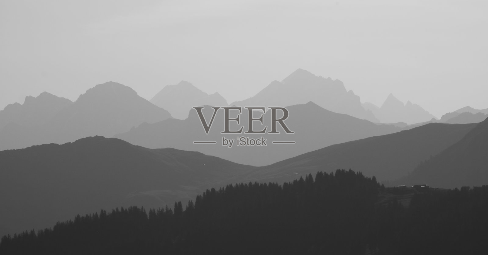 从瑞士沃德华利格拍摄的晨光下的山脉黑白图像。照片摄影图片