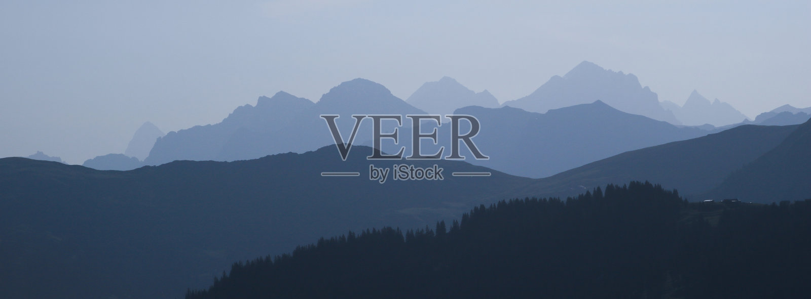 晨光下的山脉，从瑞士的瓦尔德瓦利格。大自然是瑞士的山脉。照片摄影图片