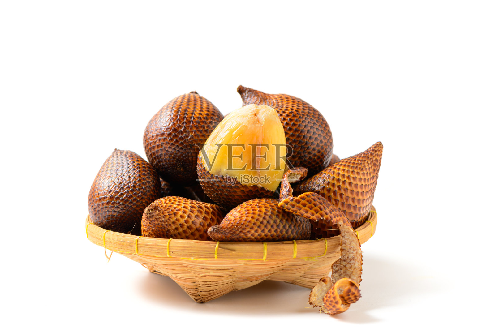 萨拉卡(Salacca zalacca)或蛇的果实孤立在竹篮上照片摄影图片