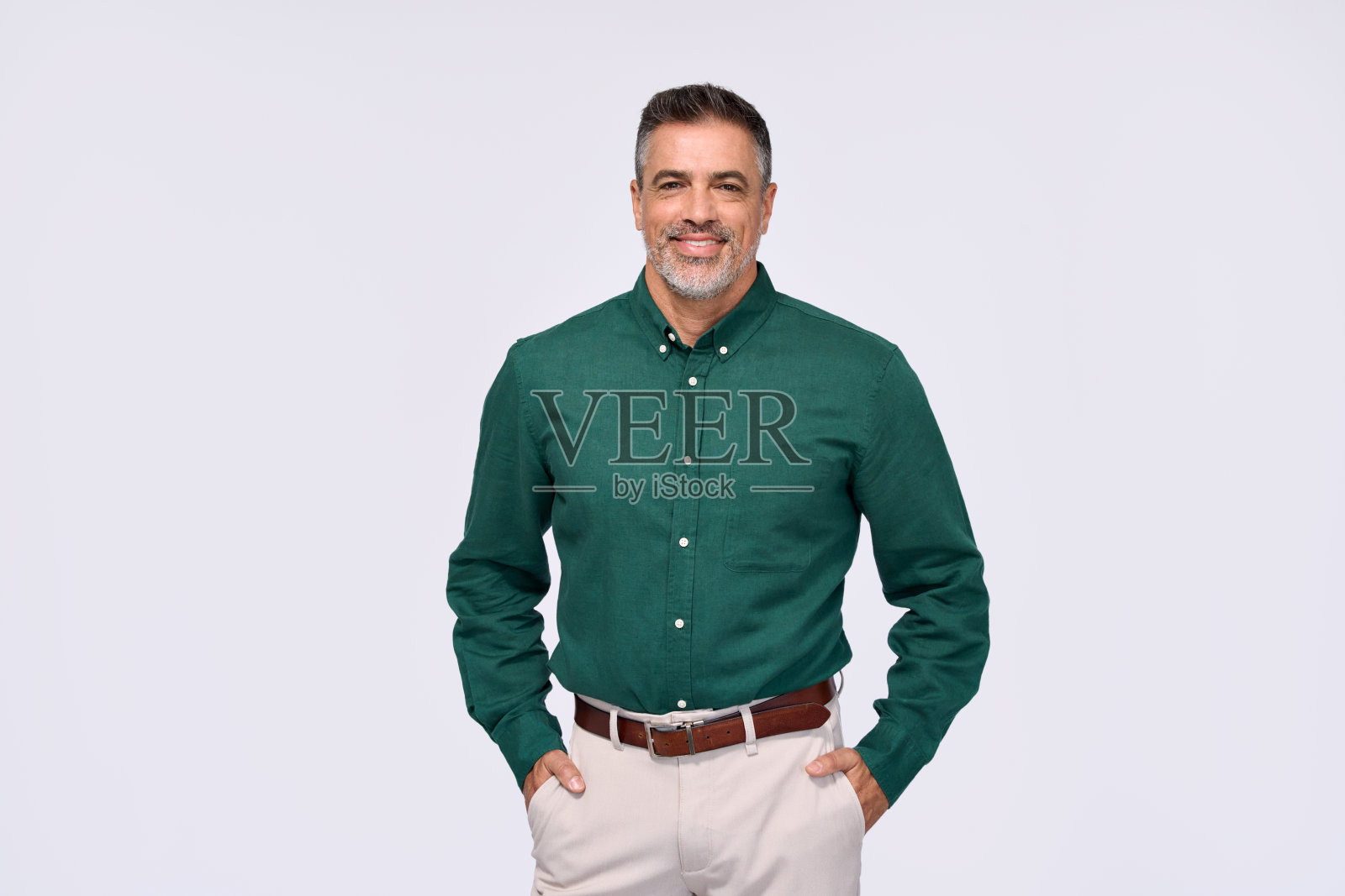 自信的中年商人孤立在灰色的背景上，肖像。照片摄影图片