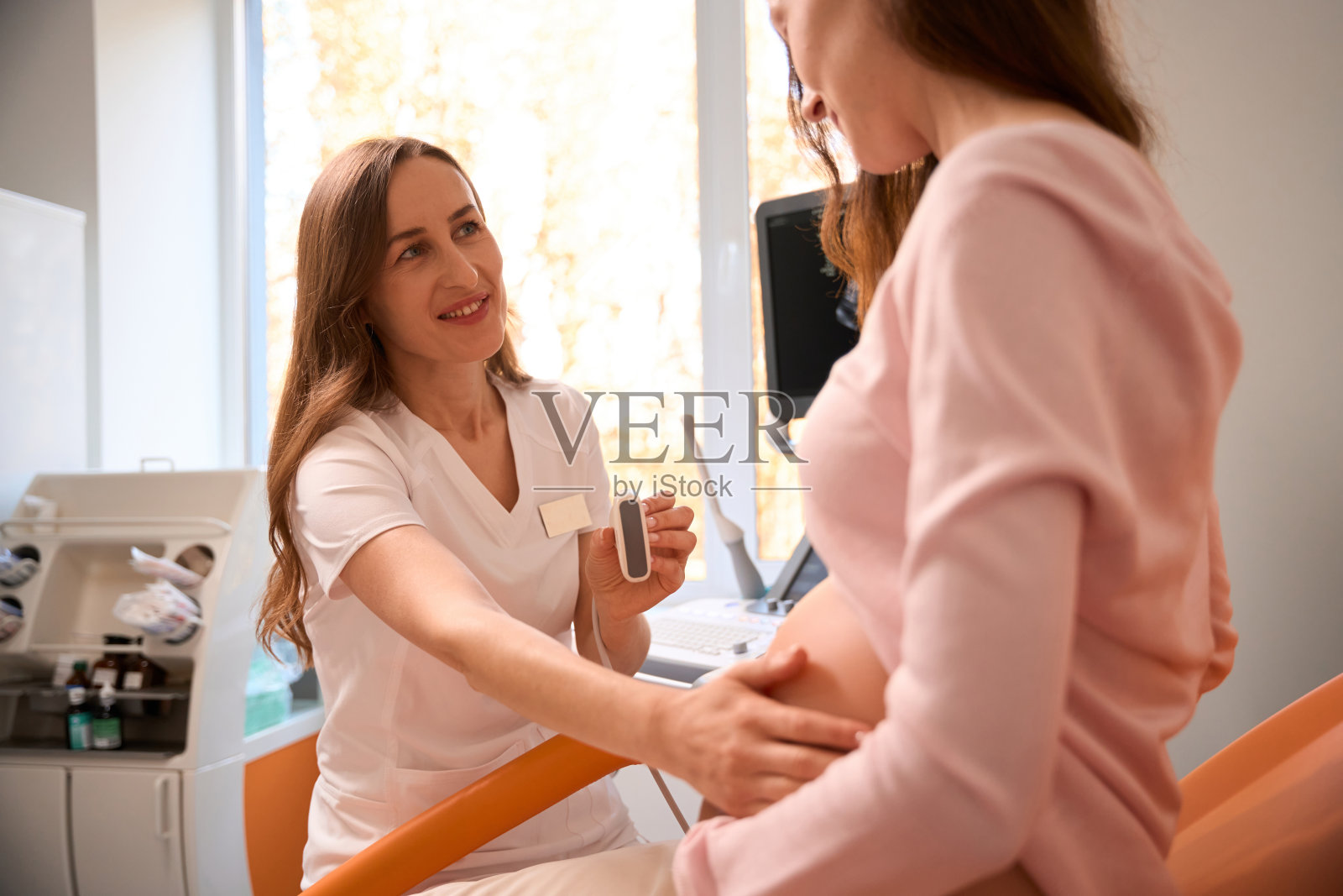 孕妇接受超声波检查照片摄影图片