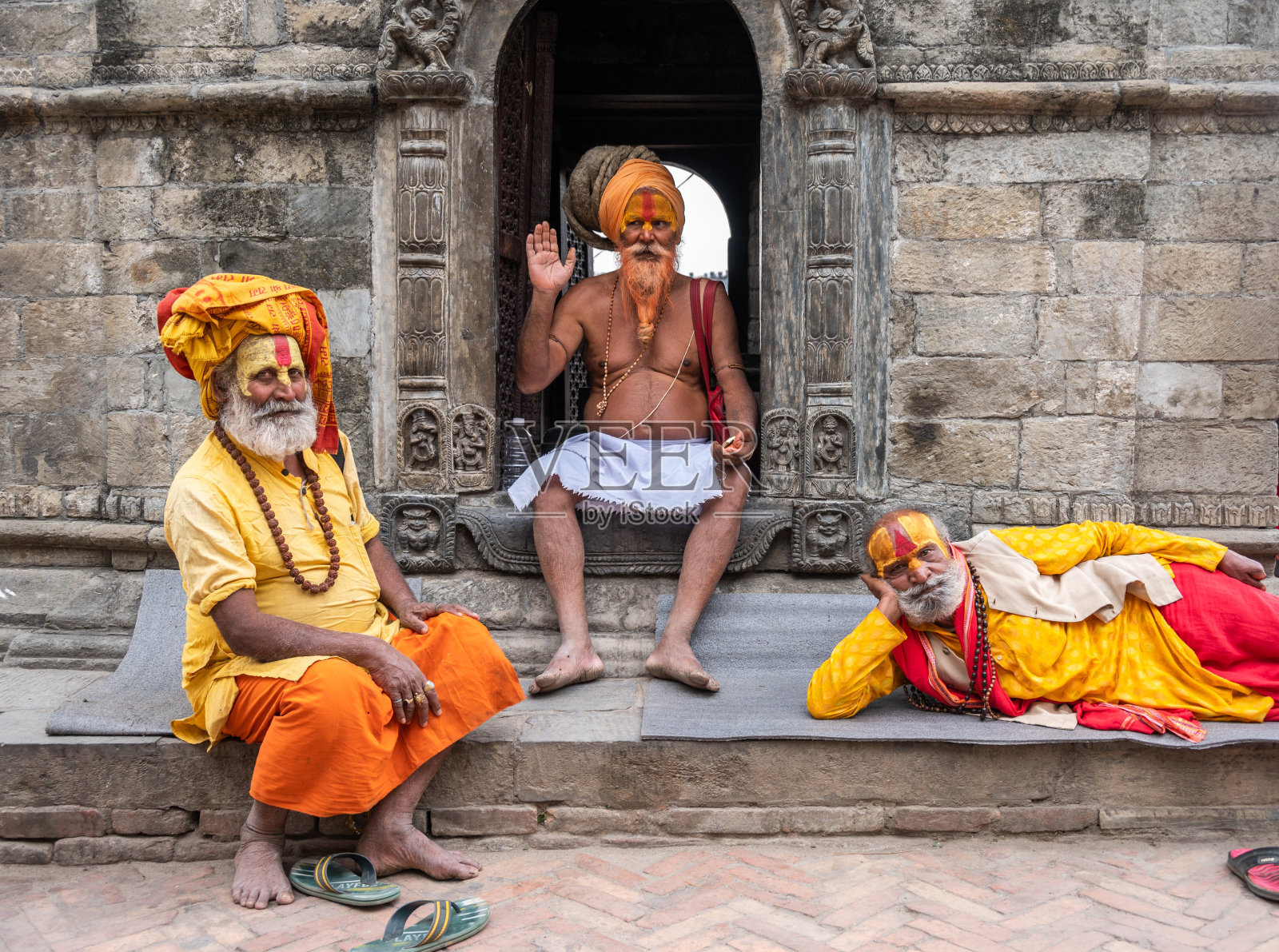 帕舒帕提纳斯神庙的一群苦行僧(瑜伽士或圣人)。照片摄影图片