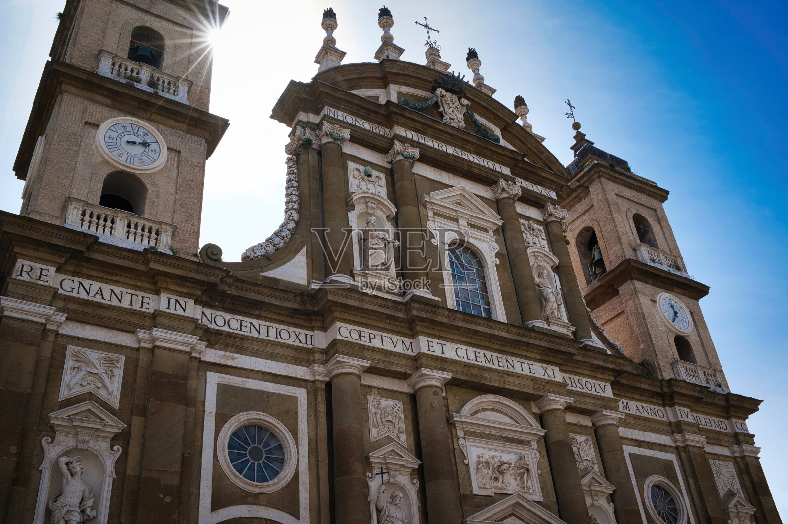 一个历史悠久的教堂的全尺寸照片，阳光从背后窥视进来照片摄影图片