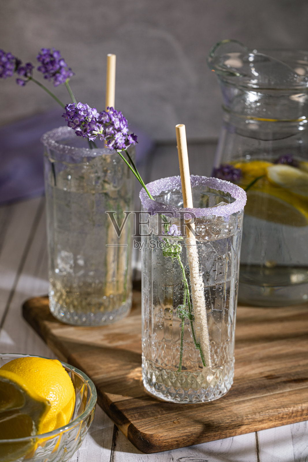 木桌上放着几杯薰衣草柠檬鸡尾酒照片摄影图片