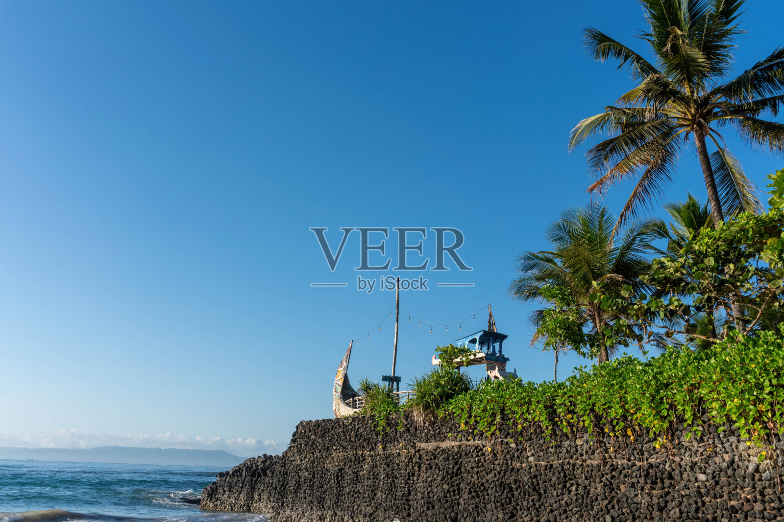 白色沙滩和传统船只的热带海滩是巴厘岛游客的娱乐场所照片摄影图片