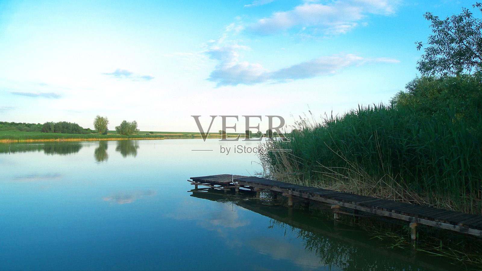 塞尔维亚伏伊伏丁那省Vranjas湖的美丽风景照片摄影图片