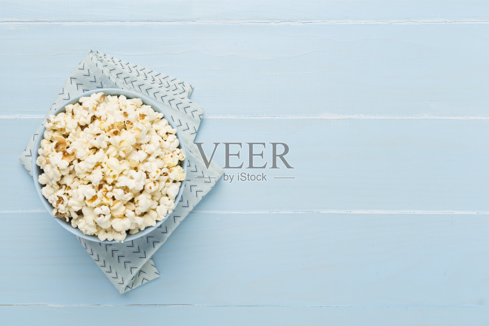 美味的爆米花在碗在木制背景，俯视图照片摄影图片