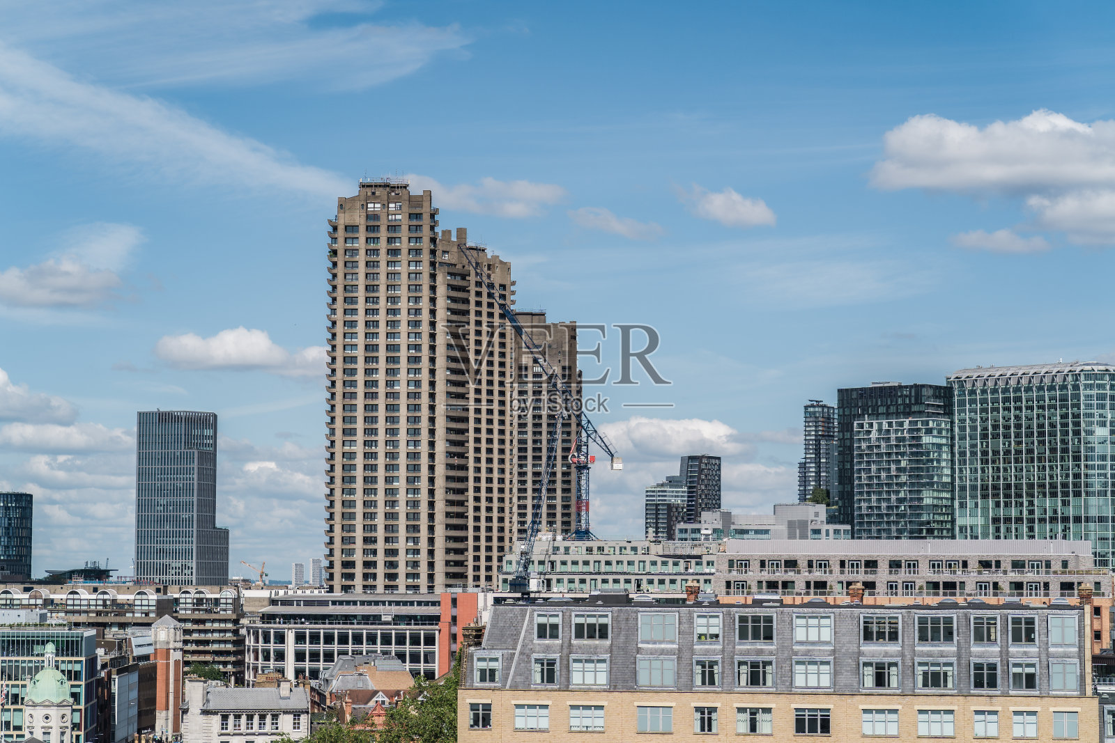 巴比肯庄园独特的野兽派建筑，高耸于前景的建筑物之上照片摄影图片