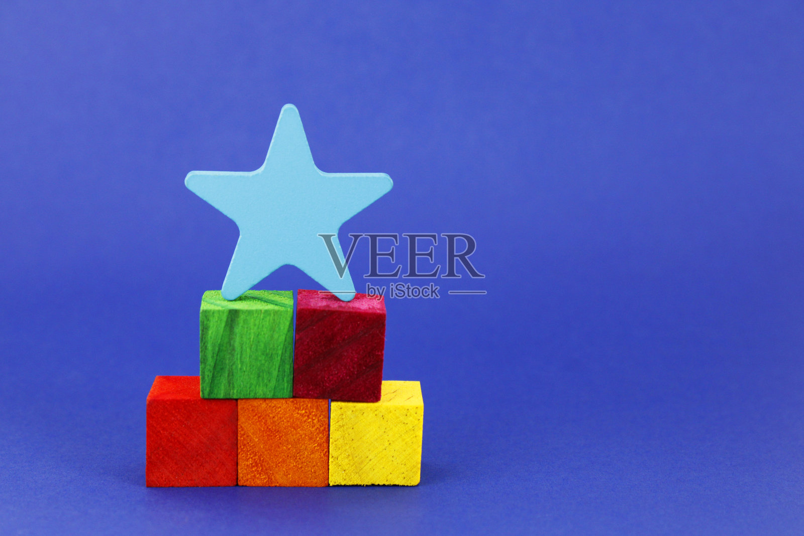 星星在顶层形成的木制立方体照片摄影图片