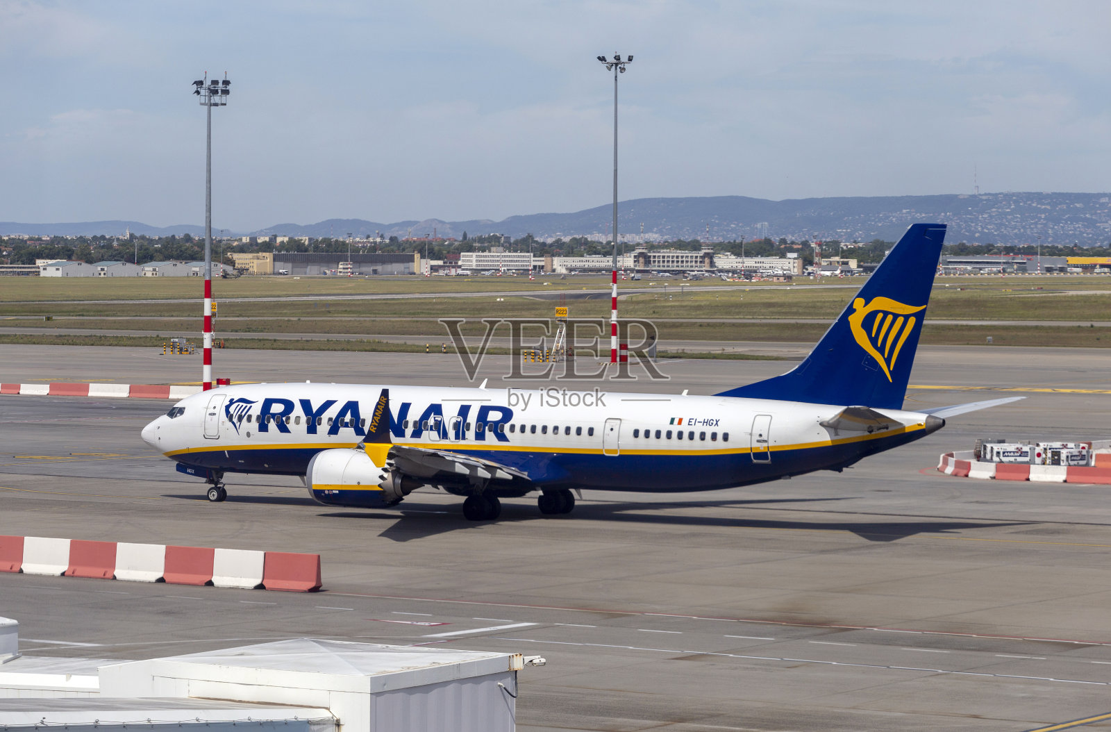 瑞安航空的波音737停在布达佩斯的费伦茨李斯特国际机场照片摄影图片