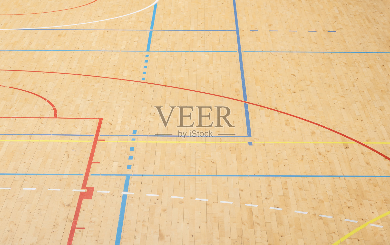 木地板有篮球、羽毛球、五人制、手球、排球、足球、足球场。体育馆木地板，室内木地板上有标记线，体育馆球场照片摄影图片