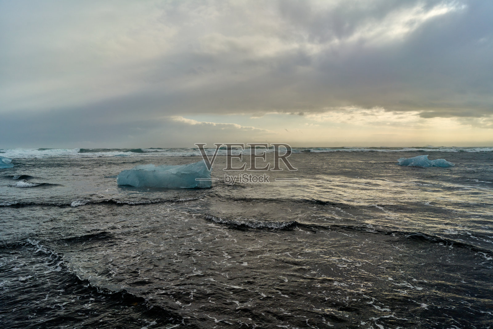 从大海到地平线的第一缕曙光照片摄影图片