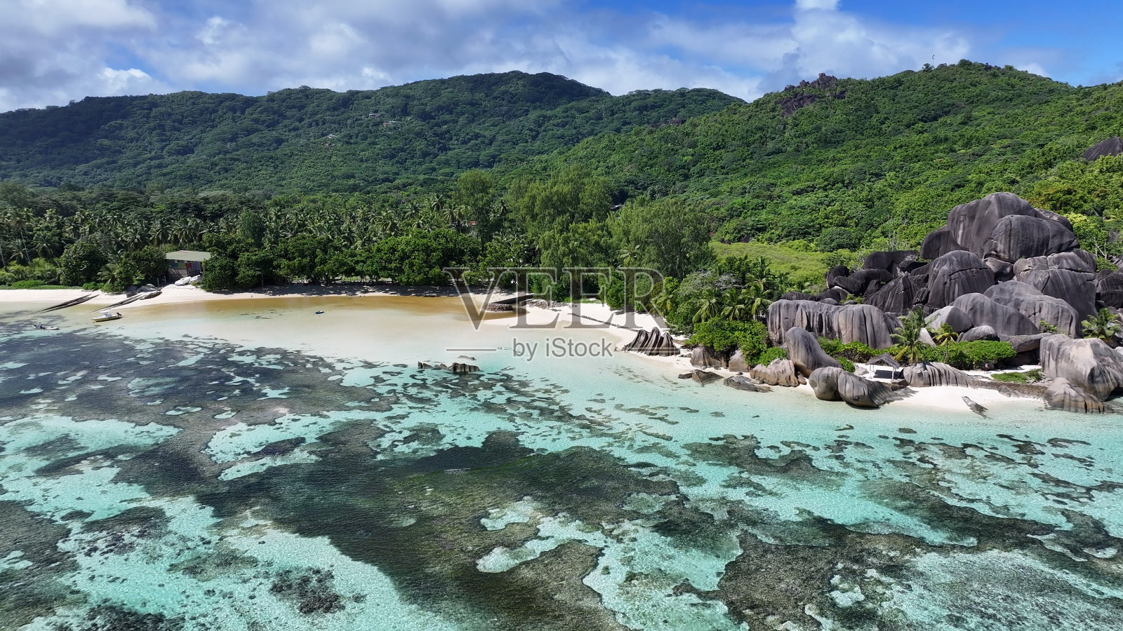 在维多利亚塞舌尔的拉迪格岛的银色海滩。照片摄影图片