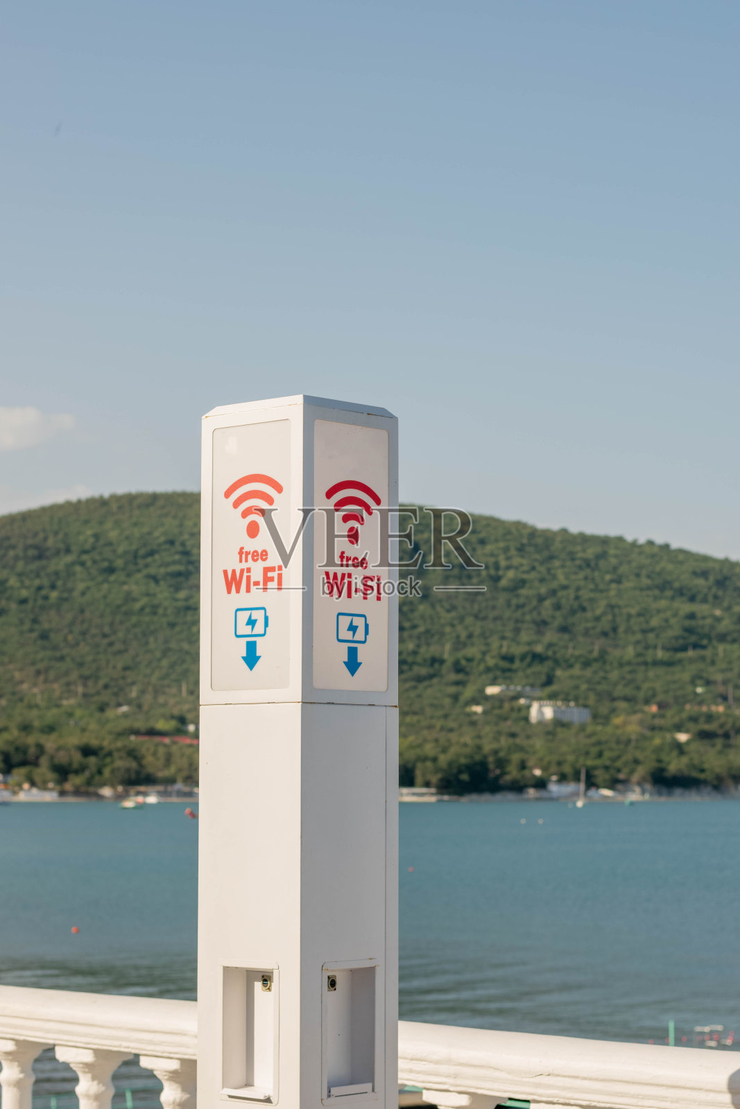 风景优美的海滨，在阳光明媚的一天提供免费Wi-Fi连接照片摄影图片