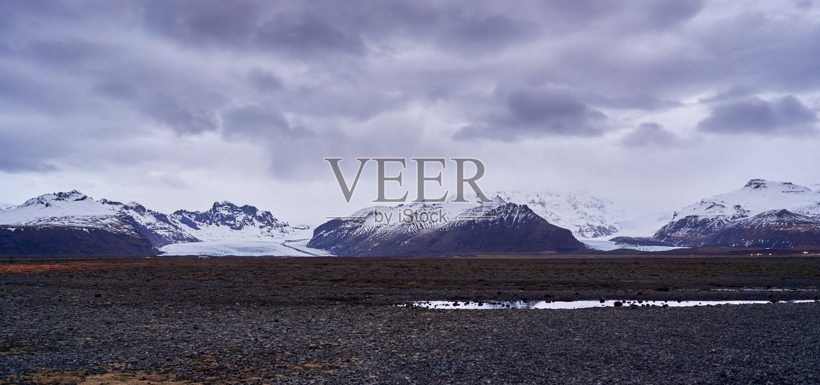 冰岛雪山之间的冰川全景照片摄影图片