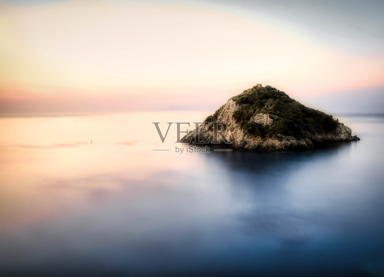 位于利古里亚海岸的Bergeggi岛倒映在地中海的海水中照片摄影图片