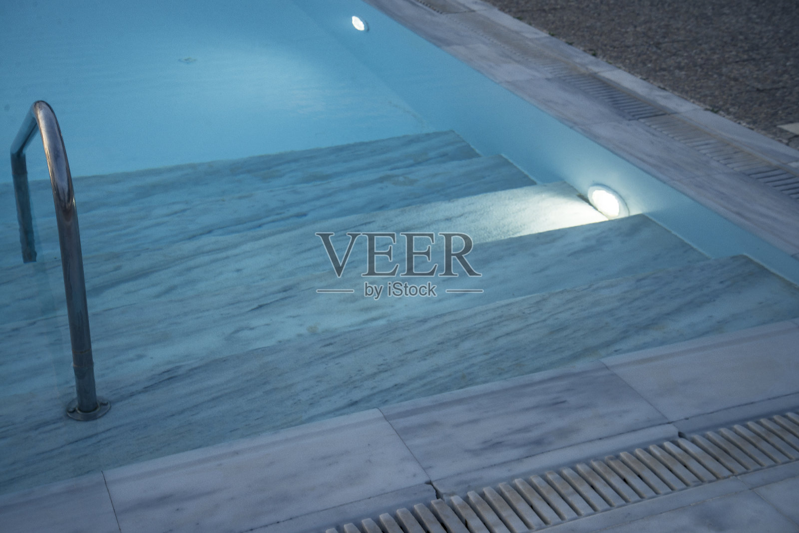 游泳池美丽的夜景照片摄影图片