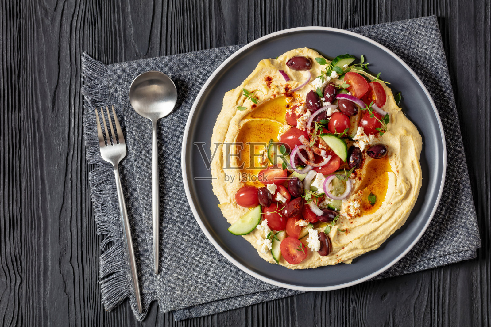 希腊鹰嘴豆泥配蔬菜，橄榄，羊乳酪照片摄影图片