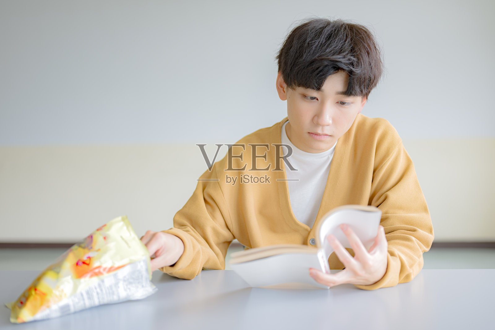 一个男人在吃薯片照片摄影图片