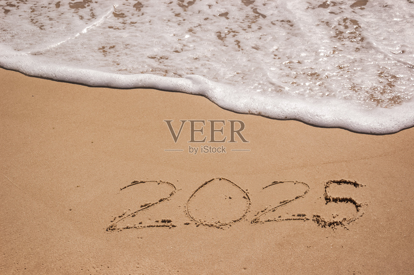 海沙上祝2025年新年快乐。夏天的大海背景。照片摄影图片