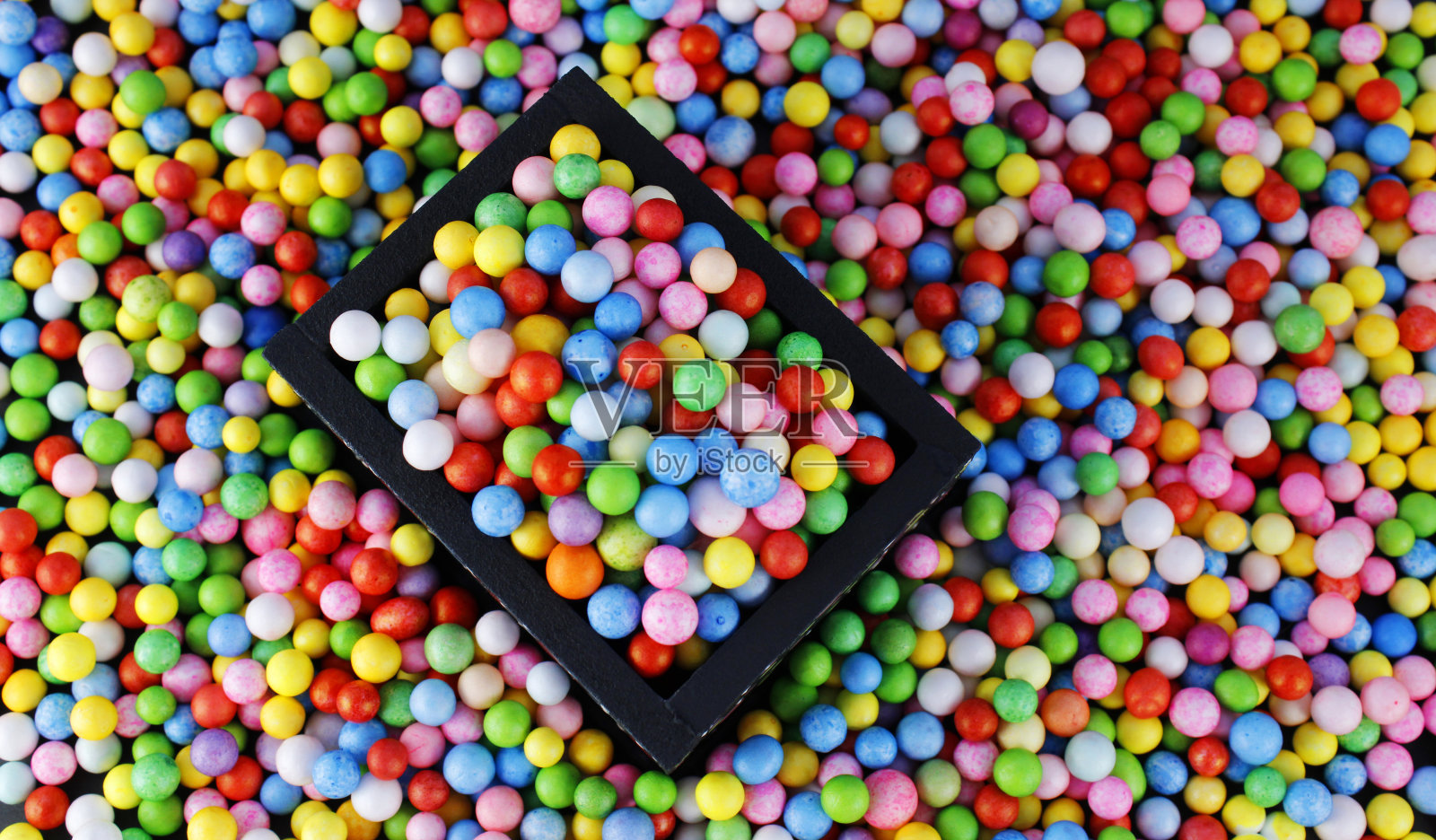 将一组球体与其他球体分隔成矩形照片摄影图片