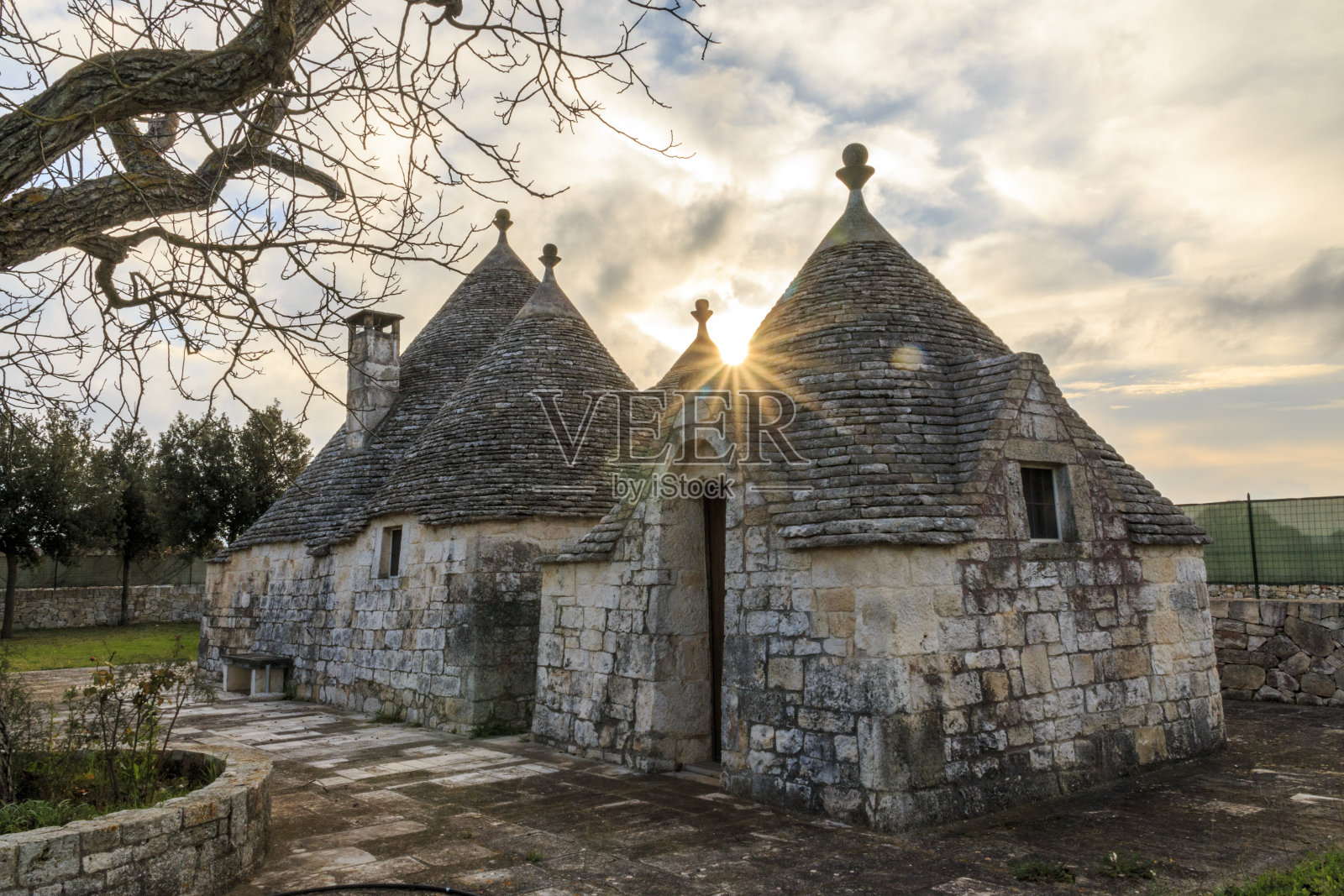 意大利，意大利东南部，普利亚大区，巴里省，伊特里亚河谷，阿尔贝罗贝洛。特鲁洛屋是一种带有圆锥形屋顶的阿普利亚干石屋。联合国教科文组织遗产。2016年11月24日照片摄影图片