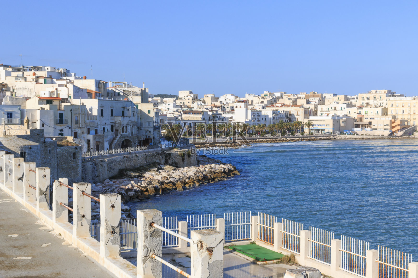 意大利，福贾，普利亚，意大利东南部，加尔加诺国家公园，老城区，维埃斯特。海滨。照片摄影图片