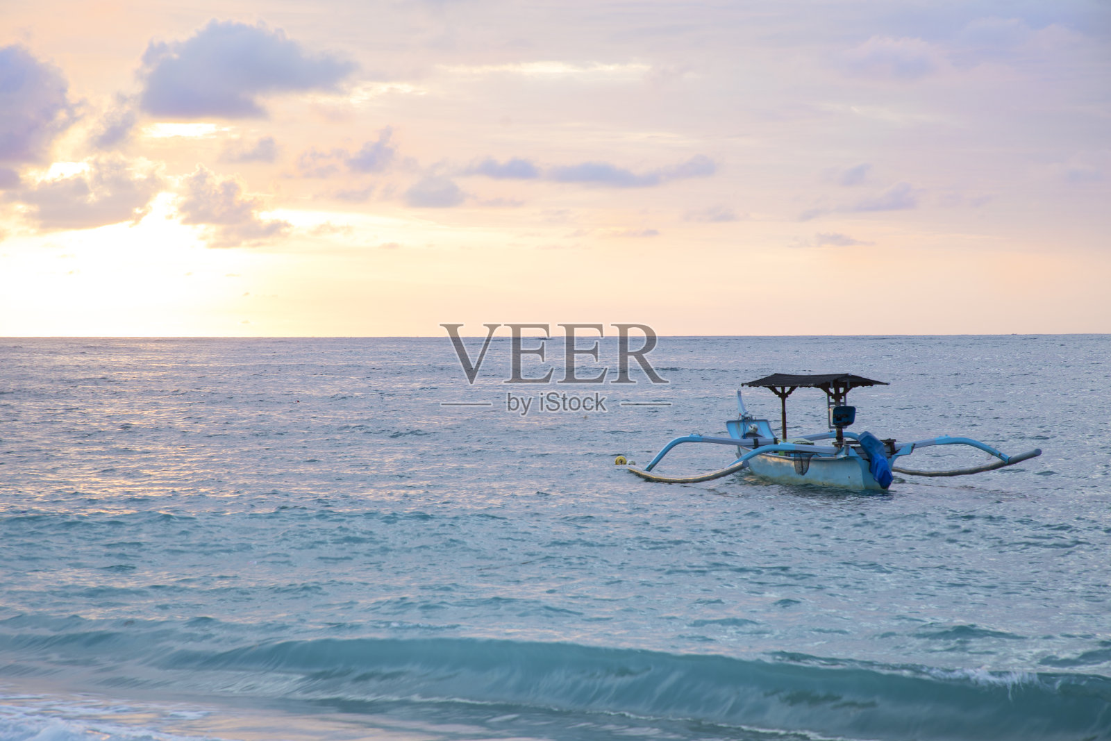 巴厘岛库塔海滩上船只的美丽景色照片摄影图片