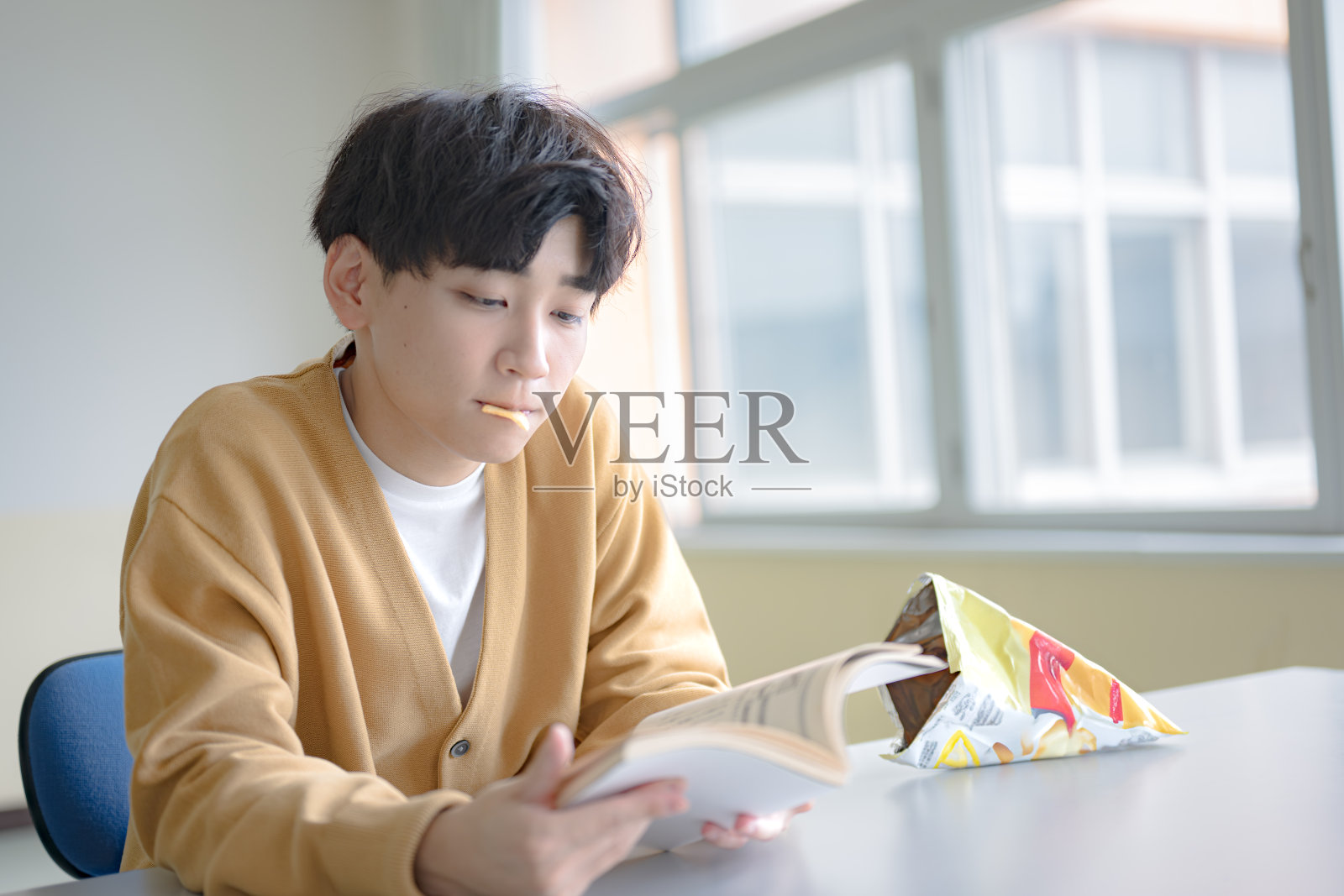 男人吃薯片照片摄影图片