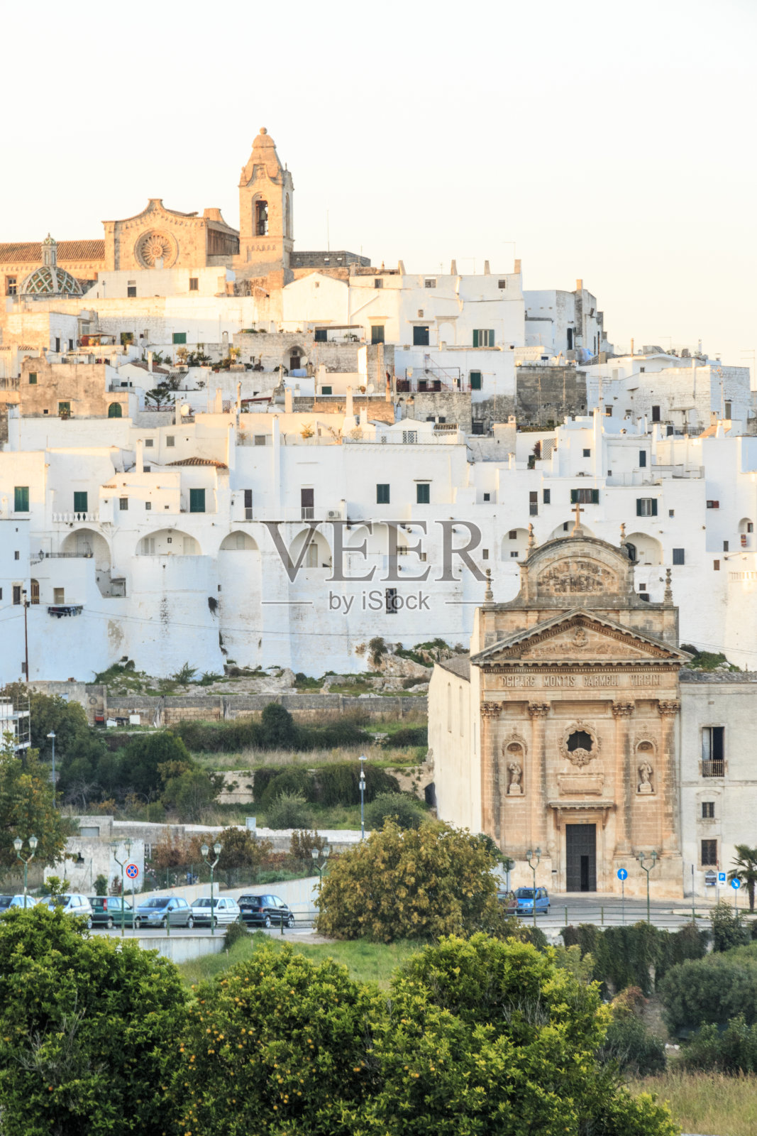 意大利，意大利东南部，奥斯图尼。旧城区的市景。白城。照片摄影图片