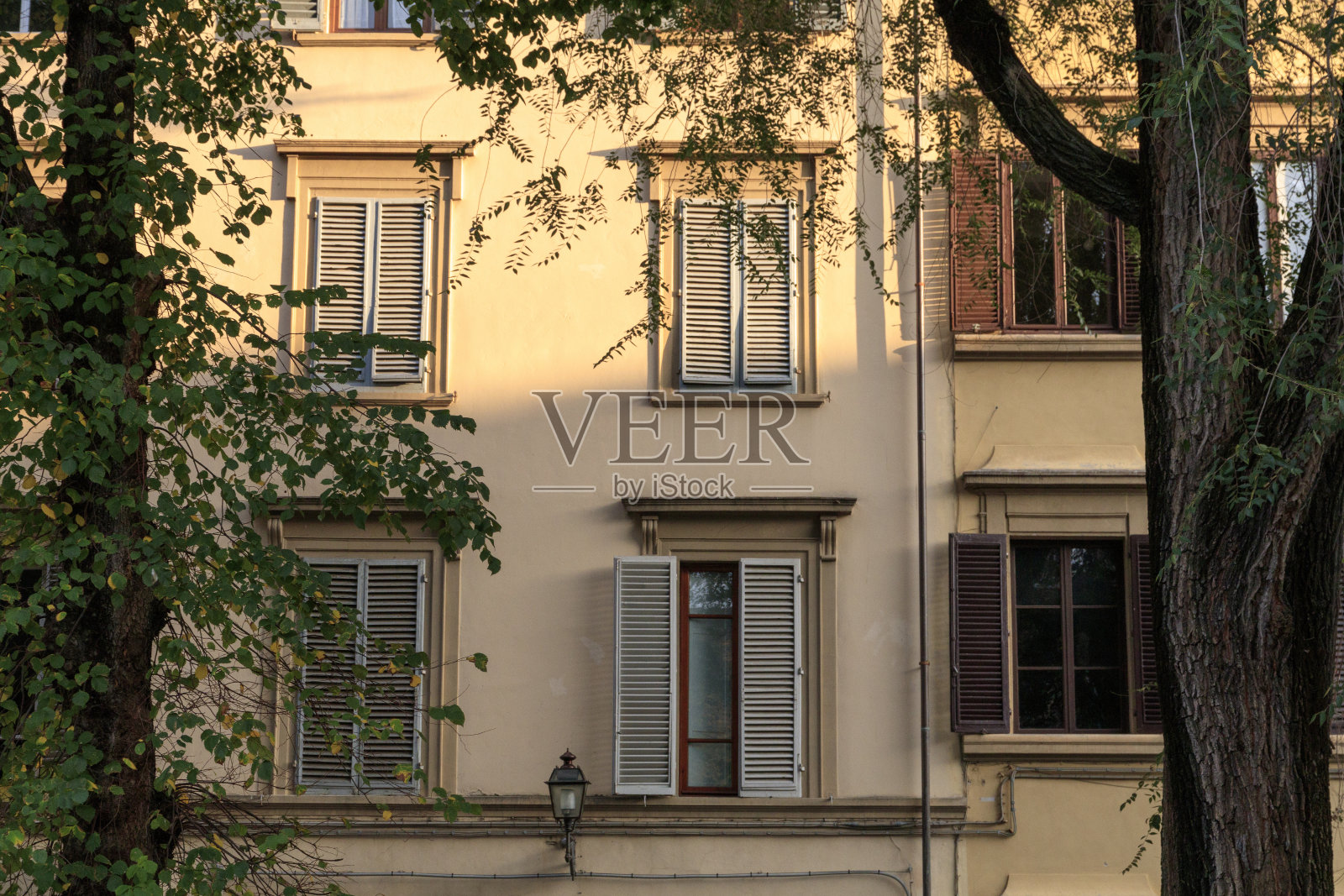 意大利。佛罗伦萨。关闭窗口。照片摄影图片